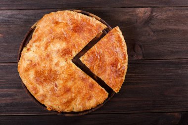 Acaralı Khachapuri geleneksel Gürcü peynir pasta kesme tahtası üzerinde. Homemade Pişirme. Üstten görünüm