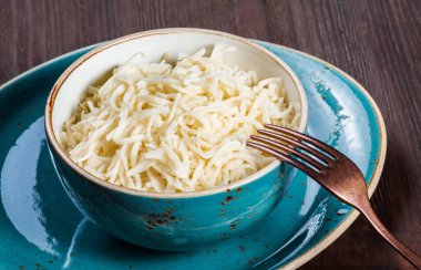 Kase ev yapımı erişte koyu ahşap arka plan üzerine tereyağı ile kapatın. Sıcak ve lezzetli yemek, üstten görünüm, düz yatıyordu