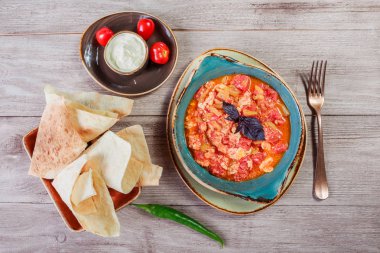 Omlet veya ahşap zemin üzerine sebzeli omlet kapatın. Sıcak ve sağlıklı kahvaltı, üstten görünüm, düz yatıyordu