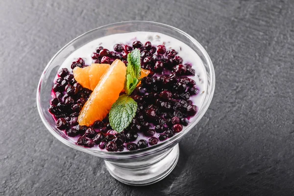 Deliziosa Muesli Con Yogurt Bacche Fresche Frutta Vetro Fondo Nero — Foto Stock