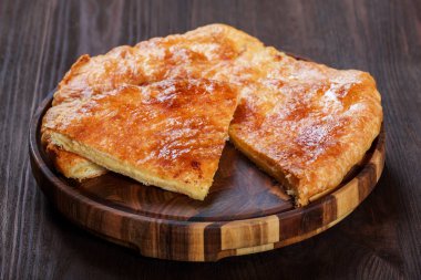 Acaralı Khachapuri geleneksel Gürcü peynir pasta kesme tahtası üzerinde. Homemade Pişirme. Üstten görünüm