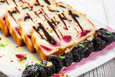 Krep ile krem peynir, Kuru Erik, kiraz çikolata ve hafif ahşap bacground tabağa altın ile dekore edilmiştir. Hafta ya da Shrovetide krep geleneksel Rus mutfağı. Düz yatıyordu. Üstten görünüm