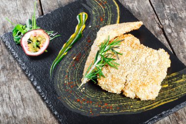 Kızarmış deniz balık fileto biberiye ve kayrak taş zemin üzerine susam ile kapatın. Sağlıklı gıda. Üstten görünüm