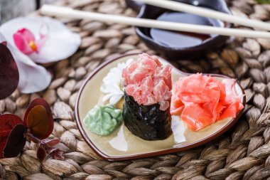 Suşi Gunkan maki ile bambu hasır, seçici odak tabağa somon. Japon mutfağı
