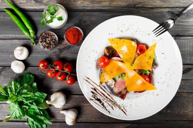 Sığır eti biftek chargrilled Orta nadir kiraz domates, mantar ve peynir koyu ahşap zemin üzerine sıcak salata. Sıcak et yemekleri. Maddeler tablosundaki. Üstten görünüm