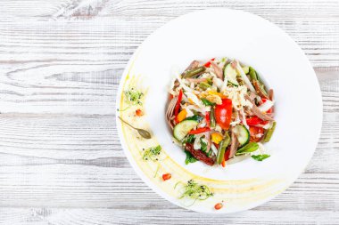 İnek dil, ıspanak, taze fasulye, domates, tatlı biber, lahana, açık ahşap renkli bir tabağa hardal ve kurutulmuş domates ile taze sebze salatası. Sağlıklı gıda. Üstten görünüm