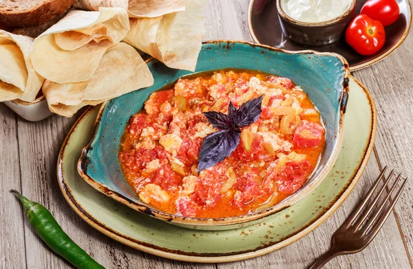 Tortilla Huevos Revueltos Con Verduras Sobre Fondo Madera Cerca Desayuno — Foto de Stock