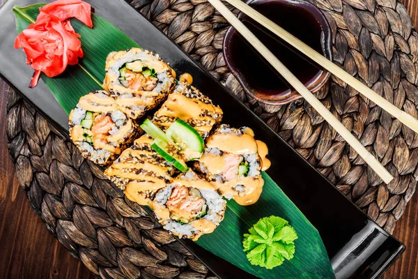 Rollos Sushi Engastados Con Tempura Camarones Pepino Cebolla Aguacate Sésamo — Foto de Stock