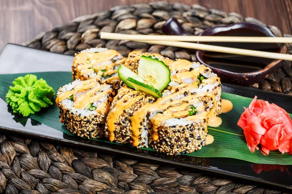Rollos Sushi Engastados Con Tempura Camarones Pepino Cebolla Aguacate Sésamo — Foto de Stock
