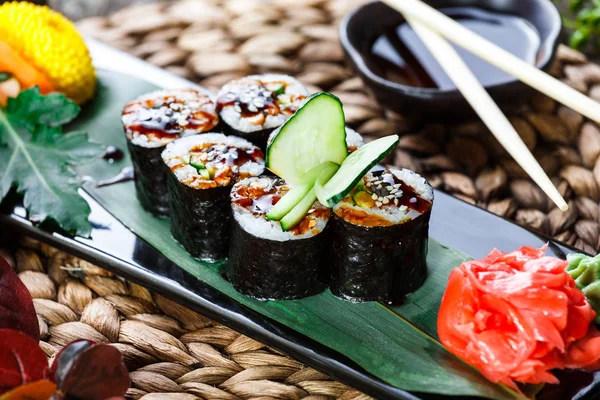 Sushi Roll Sushi Maki Con Anguila Ahumada Pepino Aguacate Sésamo — Foto de Stock