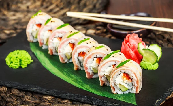 Rollos Sushi Engastados Con Salmón Queso Crema Caviar Rojo Aguacate — Foto de Stock
