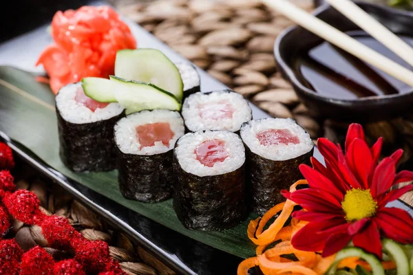 Rollos Sushi Maki Sushi Sashimi Decorado Con Flores Cocina Japonesa — Foto de Stock