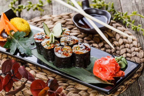 Sushi Roll Sushi Maki Con Anguila Ahumada Pepino Aguacate Sésamo — Foto de Stock