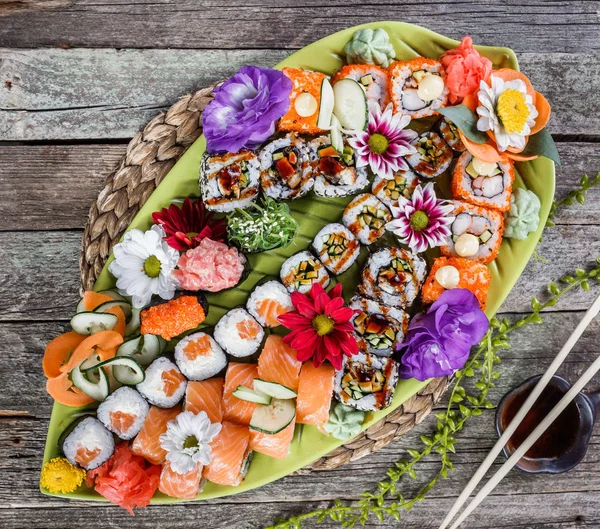 Set Sushi Nigiri Rollos Sushi Decorados Con Flores Sobre Fondo — Foto de Stock