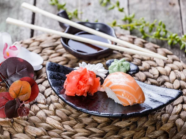 Set Sushi Nigiri Rollos Sushi Decorados Con Flores Sobre Fondo — Foto de Stock