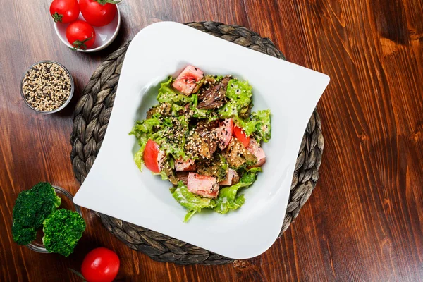 Salada Quente Com Fígado Frango Tomates Folhas Alface Brócolis Mesa — Fotografia de Stock