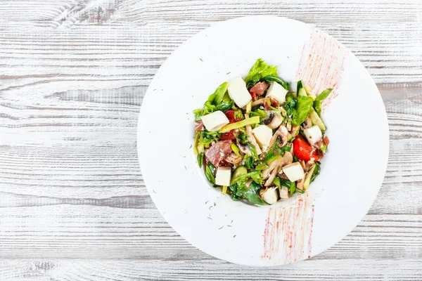 Ensalada Verduras Frescas Con Jamón Espinacas Champiñones Tomates Queso Cebolla — Foto de Stock