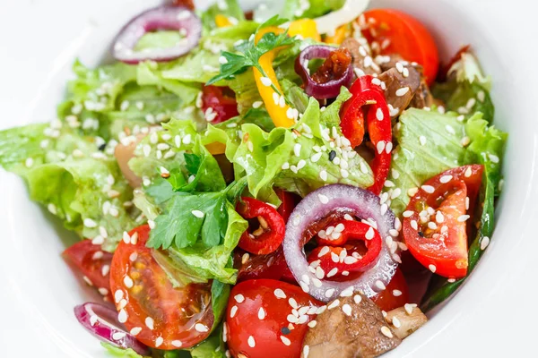 Salada Legumes Frescos Com Alface Cogumelos Grelhados Tomate Pimentão Doce — Fotografia de Stock