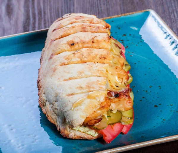 양상추 신선한 토마토 어두운 배경에 치즈의 조각으로 신선한 빵에서 샌드위치 — 스톡 사진