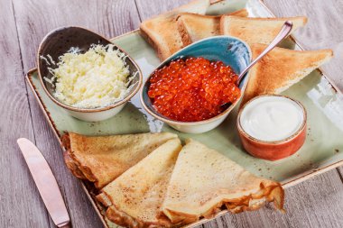 Krep kırmızı havyar, tereyağı ve plaka üzerinde ekşi krema ile kapatın. Hafta ya da Shrovetide krep geleneksel Rus mutfağı. Düz yatıyordu. Üstten görünüm