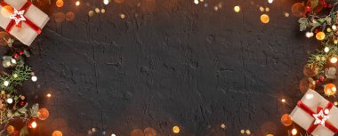 Dalı Noel köknar, çam kozalakları, hediyeler ışık ile karanlık arka plan üzerinde yaratıcı düzen çerçeve yaptı. Noel ve yeni yıl tema, bokeh, kıvılcım, parlayan. Düz yatıyordu, en iyi görünüm, geniş kompozisyon