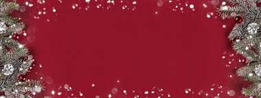 Yaratıcı düzen çerçevesi Noel köknar yapılan dalları, çam kozalakları, hediyeler, kırmızı zemin üzerine kırmızı dekorasyon. Noel ve yeni yıl tema, bokeh, parlayan. Düz yatıyordu, en iyi görünüm, geniş kompozisyon