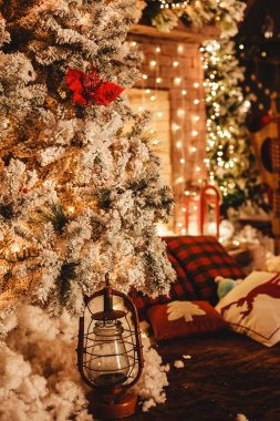 Noel ağacı arka plan ve Noel süsleri parlak ışık, bulanık, bokeh ile. Happy New Year ve Xmas tema, seçici odak