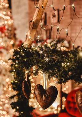 Noel ağacı arka plan ve Noel süsleri parlak ışık, bulanık, bokeh ile. Happy New Year ve Xmas tema, seçici odak