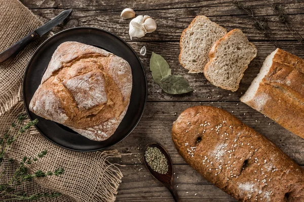 Různé Čerstvý Chléb Koření Rustikální Dřevěné Pozadí Kreativních Rozložení Chleba — Stock fotografie