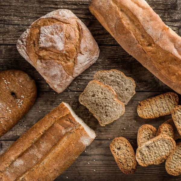 Různé Čerstvý Chléb Klásky Pšenice Rustikální Dřevěné Pozadí Kreativních Rozložení — Stock fotografie