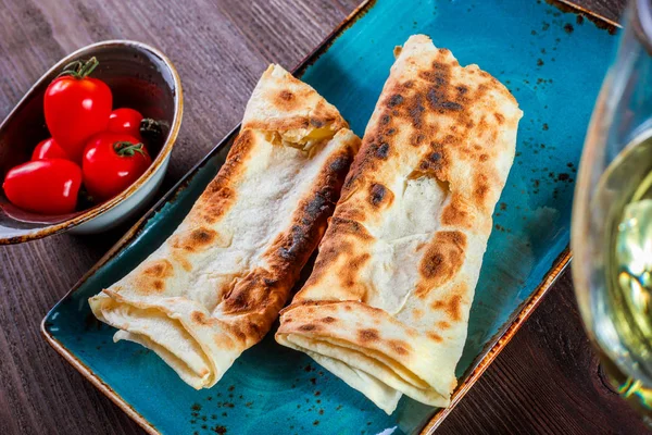 Gürcü lavaş, ahşap arka plan üzerine bir tabak taze pide. Beyaz mutfak. Homemade Pişirme. Üstten görünüm