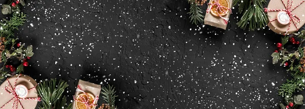 Creatieve Lay Out Frame Gemaakt Van Kerstboom Takken Dennenappels Giften — Stockfoto