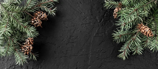 Kreativer Gestaltungsrahmen Aus Christbaumzweigen Tannenzapfen Auf Dunklem Hintergrund Weihnachten Und — Stockfoto