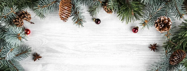 Creatieve Badrand Van Kerstmis Fir Takken Witte Houten Achtergrond Met — Stockfoto