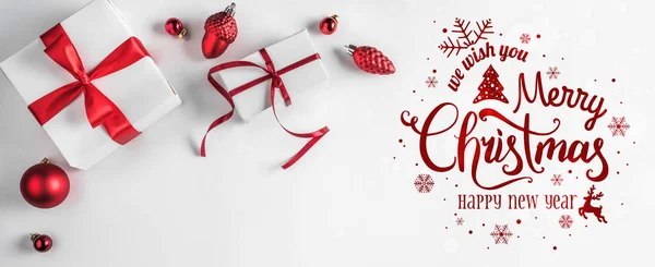圣诞快乐 白色背景上有礼品盒和红色装饰 圣诞节和新年贺卡 平面布局 顶部视图 — 图库照片