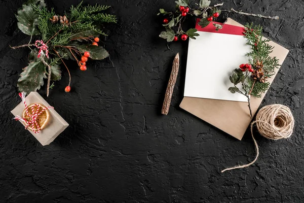 モミ枝 松ぼっくり ギフト ボックスと暗い背景にサンタのクリスマスの手紙 テーマはクリスマスと新年あけましておめでとうございます フラット横たわっていた トップ ビュー — ストック写真