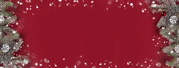 Yaratıcı düzen çerçevesi Noel köknar yapılan dalları, çam kozalakları, hediyeler, kırmızı zemin üzerine kırmızı dekorasyon. Noel ve yeni yıl tema, bokeh, parlayan. Düz yatıyordu, en iyi görünüm, geniş kompozisyon