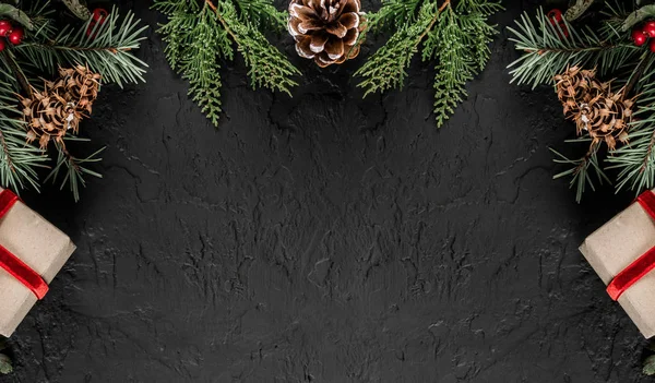 Creatieve Lay Out Frame Gemaakt Van Kerstboom Takken Dennenappels Giften — Stockfoto