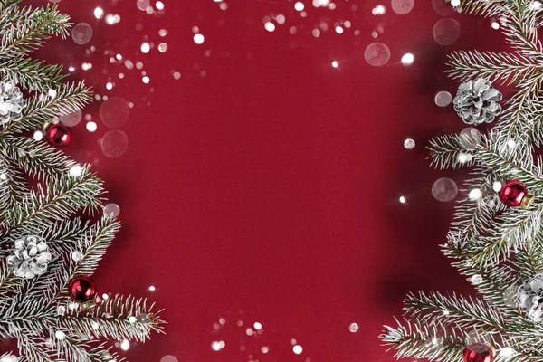 Yaratıcı düzen çerçevesi Noel köknar yapılan dalları, çam kozalakları, hediyeler, kırmızı zemin üzerine kırmızı dekorasyon. Noel ve yeni yıl tema, bokeh, parlayan. Düz yatıyordu, en iyi görünümü