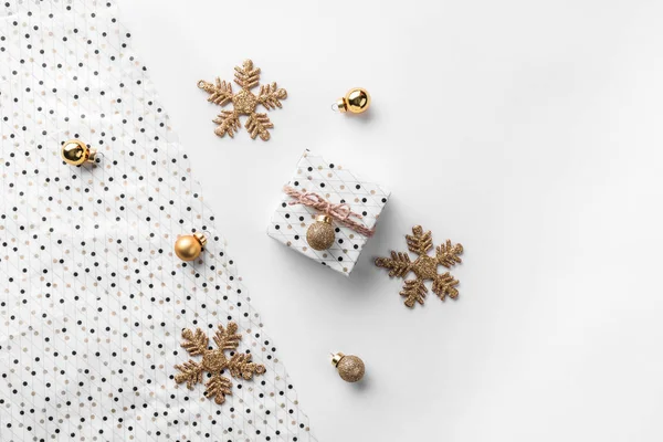Weihnachtsgeschenkboxen Auf Wrap Hintergrund Mit Golddekoration Und Tannenzapfen Weihnachten Und — Stockfoto
