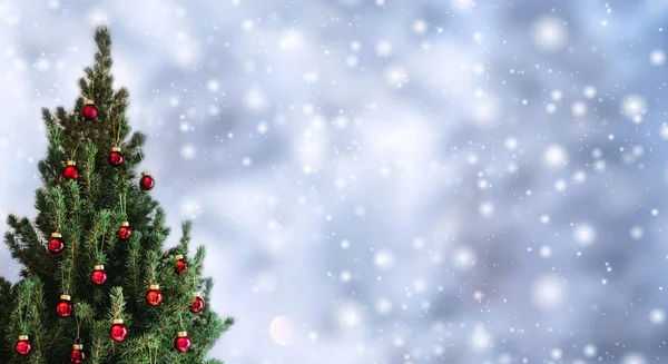 Árvore Natal Com Decorações Vermelhas Natal Fundo Feriado Com Neve — Fotografia de Stock