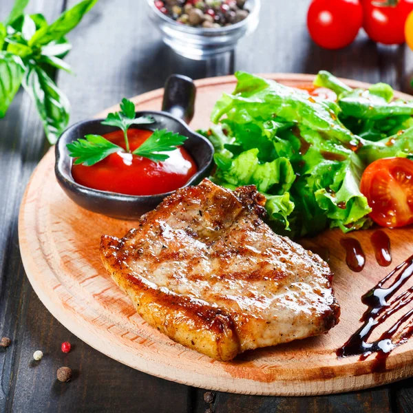 Gegrilltes Schweinefleisch Mit Frischem Gemüsesalat Tomaten Und Sauce Auf Einem — Stockfoto