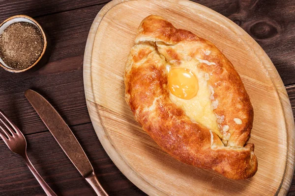 Acaralı Khachapuri Geleneksel Gürcü Peynir Pasta Kesme Tahtası Üzerinde Yumurta — Stok fotoğraf