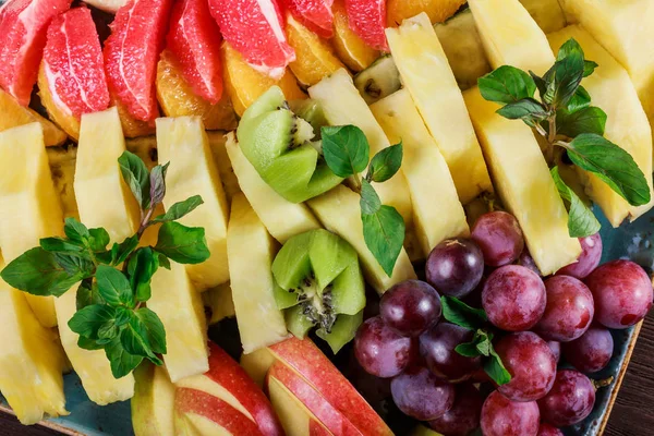 Assorted Fresh Fruits Plate Apple Grapes Kiwi Pineapple Grapefruit Orange — Stock Photo, Image