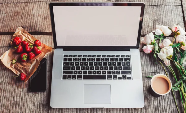 Computador Portátil Mesa Madeira Áspera Com Xícara Café Buquê Flores — Fotografia de Stock