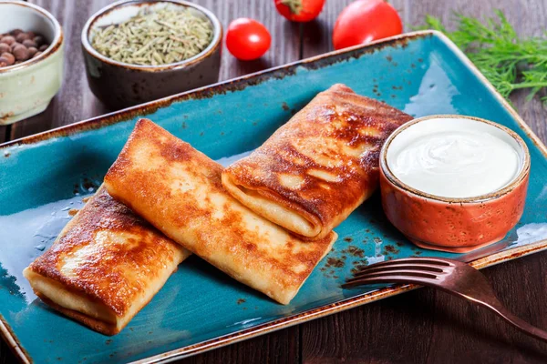 Krep tavuk, mantar, et ve ekşi krema koyu ahşap arka plan üzerinde çanak üzerinde. Sağlıklı gurme kahvaltı