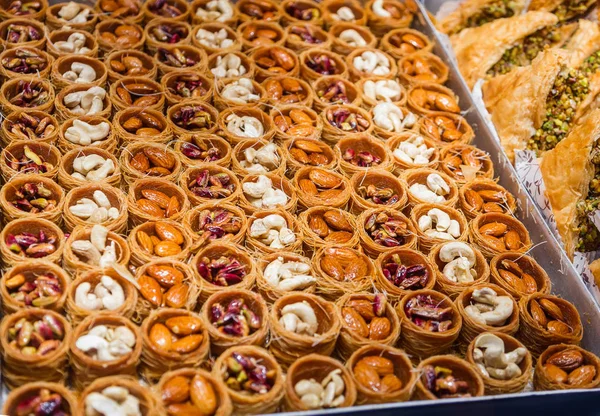 Orientální Sladkosti Široké Baklava Turecké Potěšení Ořechy Mandle Kešu Pistácie — Stock fotografie