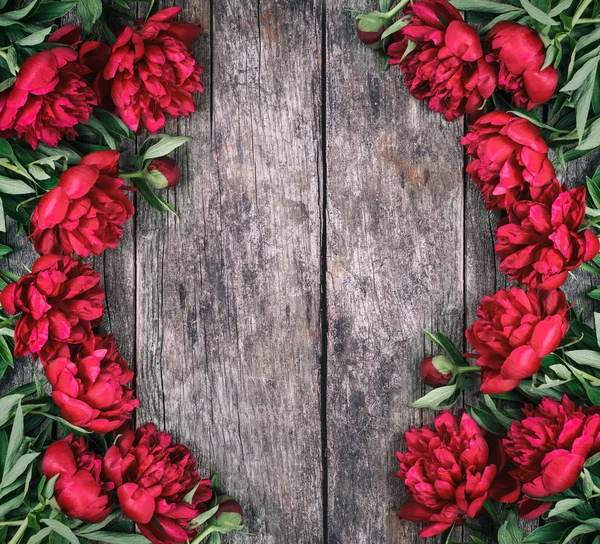 Roze Pioenrozen Bloemen Donkere Houten Achtergrond Met Ruimte Voor Tekst — Stockfoto