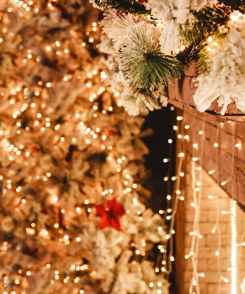 Julgran Bakgrund Och Juldekorationer Med Ljus Suddig Bokeh Glödande Gott — Stockfoto