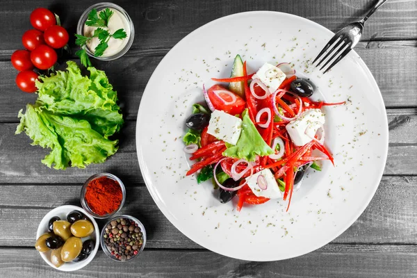 Griechischer Salat Aus Bio Gemüse Mit Tomaten Gurken Roten Zwiebeln — Stockfoto